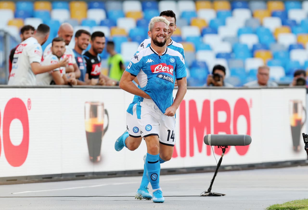 Mertens, el autor de los dos goles de Napoli, deja la cancha a diez minutos de finalizar el partido.
