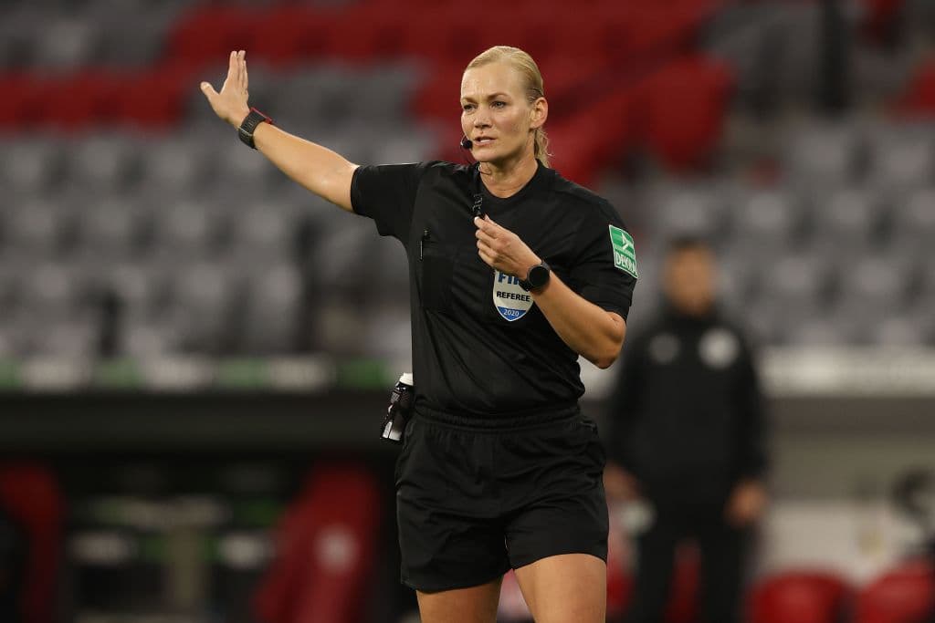 Steinhaus, de 41 años, es policía y también era árbitro de fútbol.