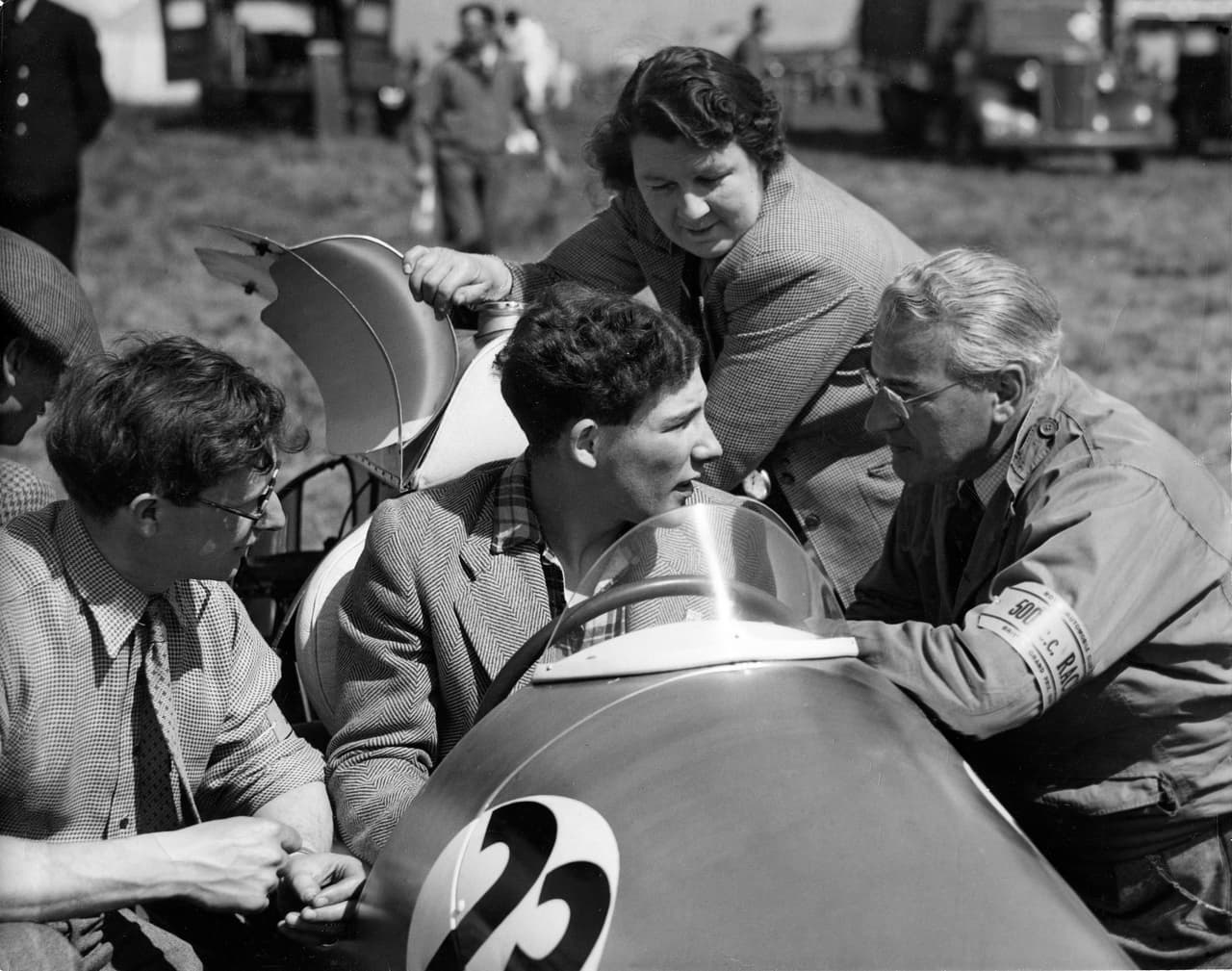 A pesar de nunca haberse adjudicado un título de la Formula 1, el piloto Sir Stilring Moss, fue considerado uno de los mejores que han corrido en dicho certamen. Mantiene un récord de 16 victorias entre los pilotos que nunca se llevaron una F1. Murió a los 90 años.
<br>