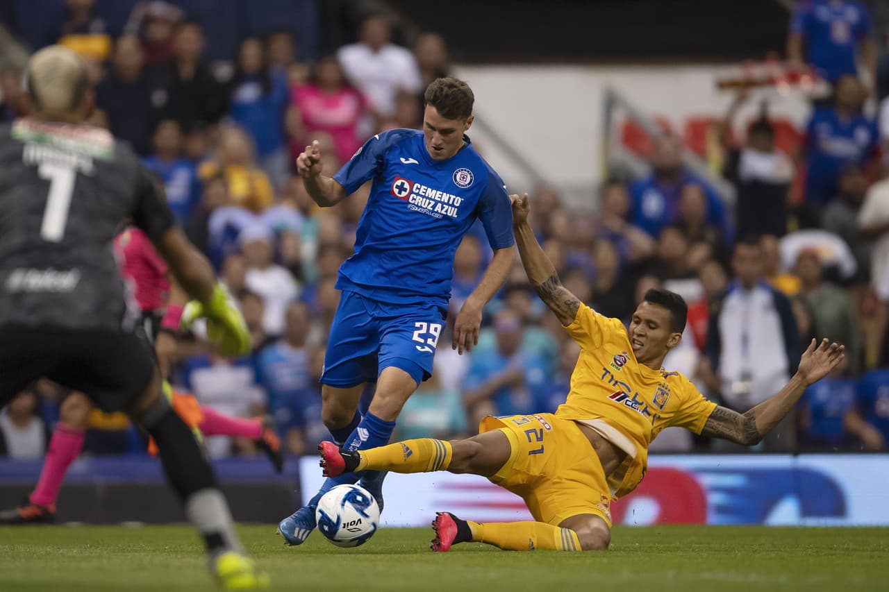 Santiago Giménez se escapó por la banda izquierda, entró al área pero la barrida del defensor fue precisa para evitar jugada de peligro.