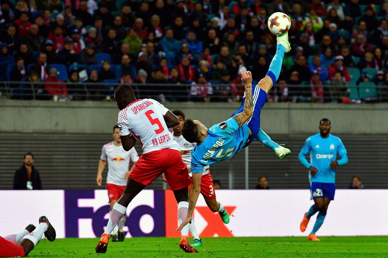 El gesto fue similar al del portugués, pero su remate se fue a las nubes. Ni cerca de encontrar destino de gol.