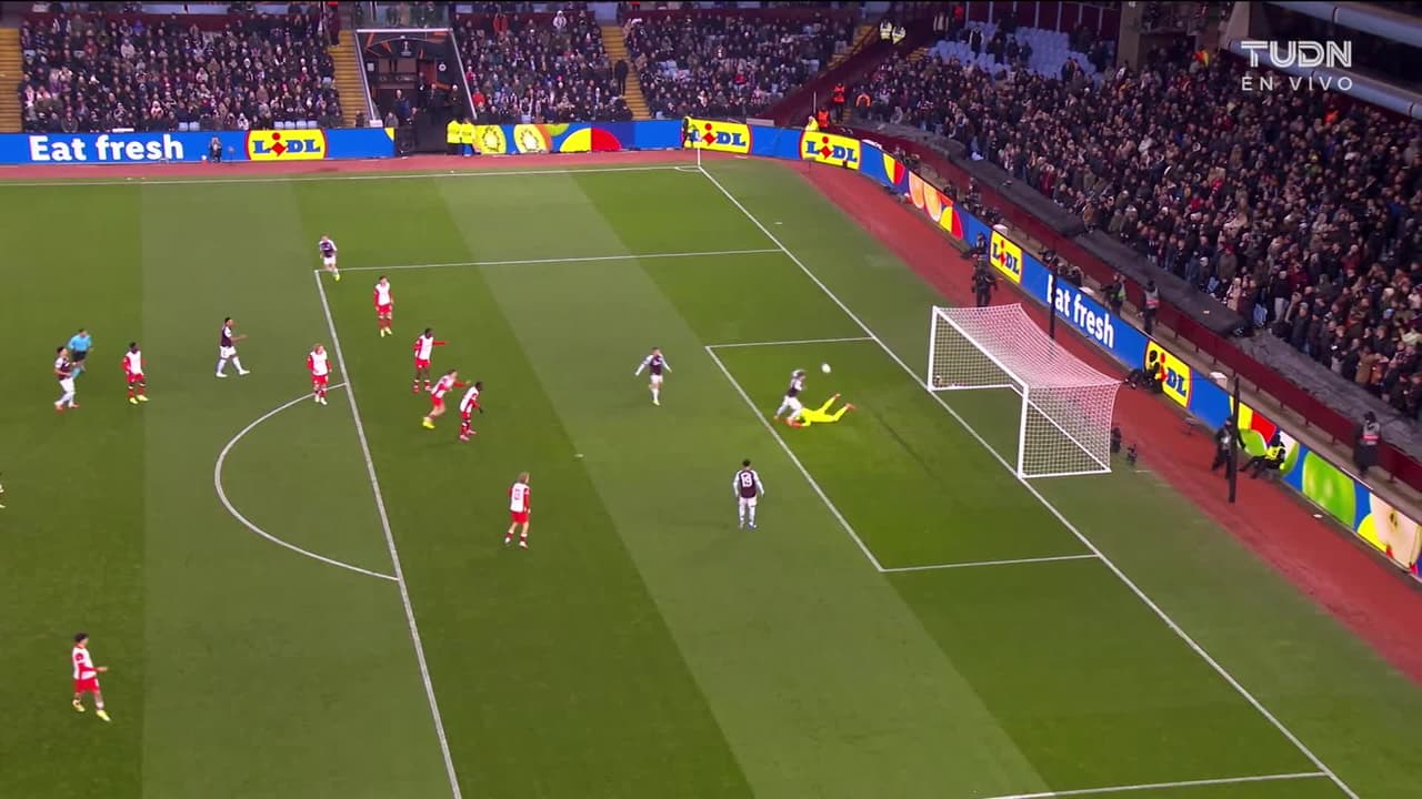 ¡TIRO ATAJADO! disparo por Tyrone Mings.