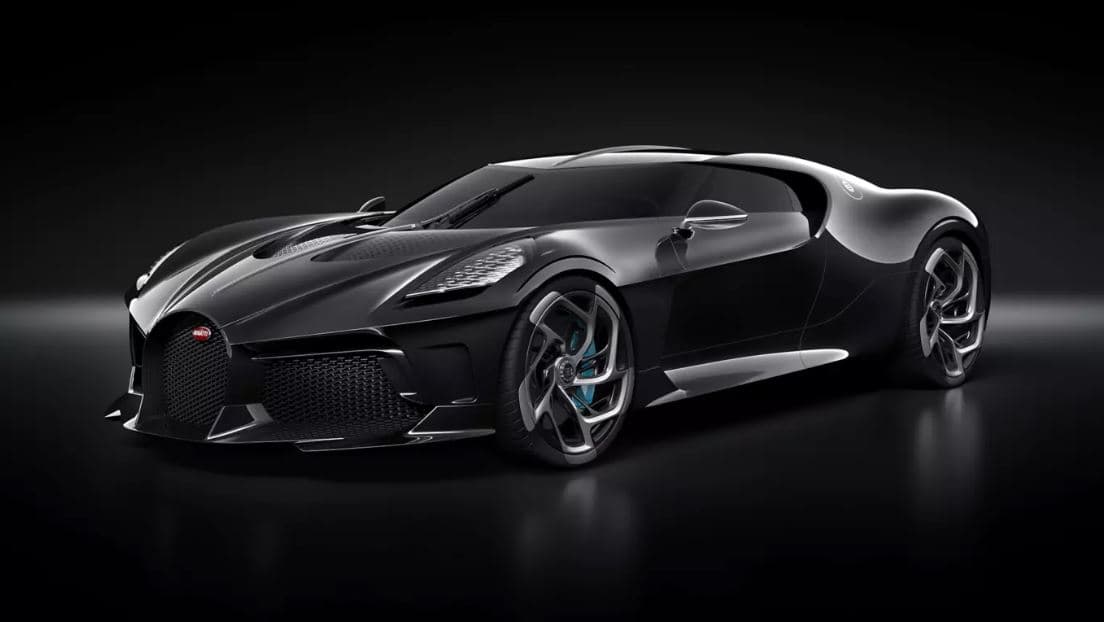 Medios europeos aseguran que el crack de la Juventus y la selección de Portugal es el dueño del único ejemplar de 
<b>La Voiture Noire</b>, una edición de lujo de los autos Bugatti la cual fue mostrada en público el pasada mes de marzo en el Salón del Automovil en Ginebra (Suiza). El costo de este poderoso coche es de 12 millones de euros ¡Qué manera de mejorar tu garaje, Cristiano!