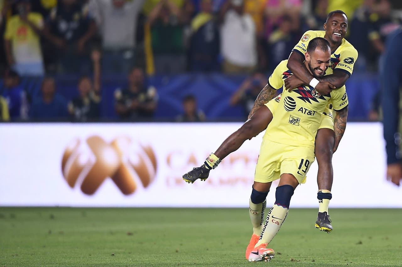 Así fueron los festejos del América luego de su angustiosa pero merecida victoria en penaltis para definir al Campeón de Campeones de la Liga MX ante Tigres en Carson, California. Agustín Marchesín fue el héroe americanista al atajar varios penaltis y anotar el de la victoria para el equipo de Miguel Herrera. Vaya manera de celebrar por parte de los jugadores azulcremas.
