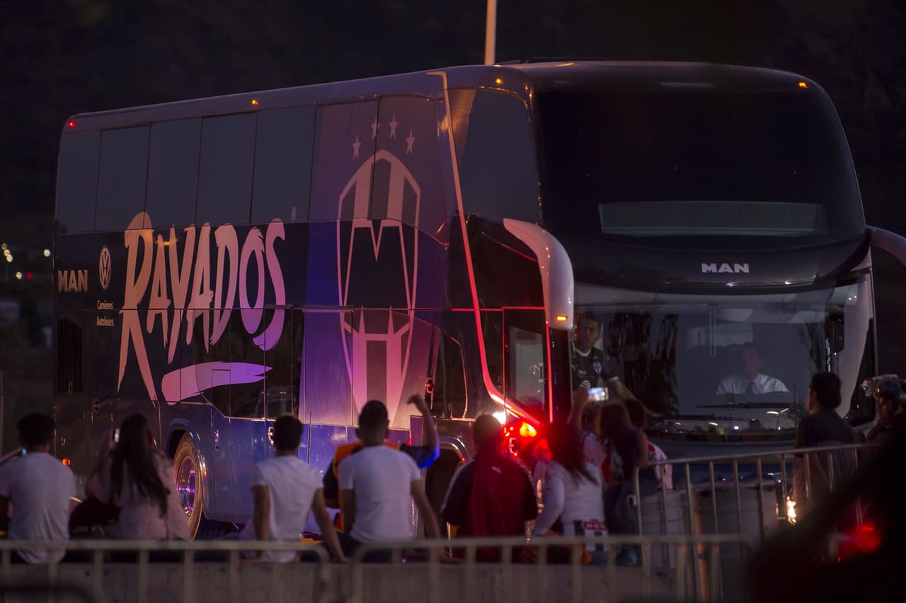 Momento de la llegada del bus de Monterrey al Estadio Akron.