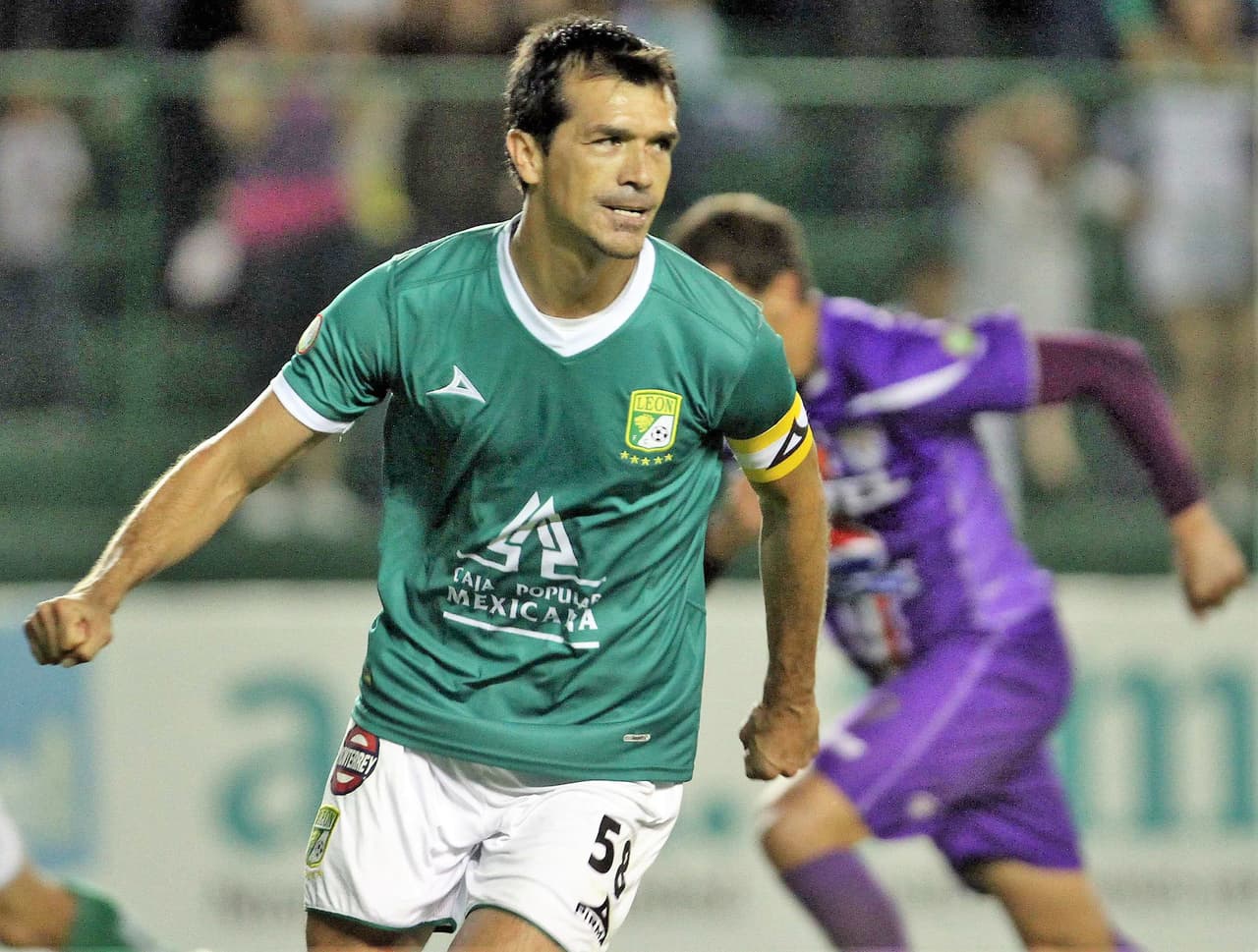 Ese mismo año, en el que fue su último club como profesional, Borgetti jugó con el León, disputó 16 partidos y anotó siete tantos.