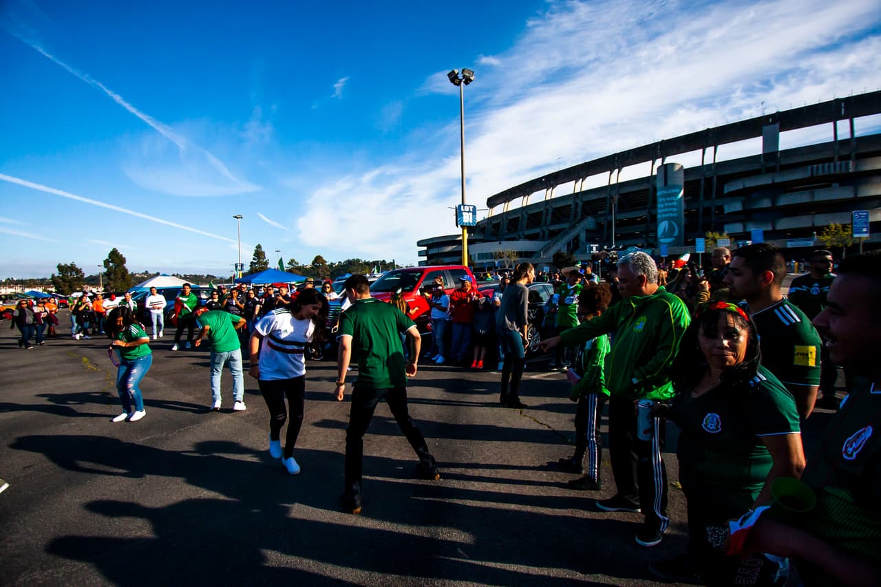 Los aficionados mexicanos viven con optimismo la antesala del juego del Tri contra Chile en San Diego, donde comenzará la era de Gerardo Martino como técnico.