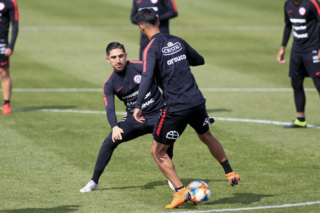 Chile, con Arturo Vidal a la cabeza y bajo la batuta del colombiano Reinaldo Rueda, prepara su choque contra México, al que espera volver a vencer ahora que está Gerardo Martino como técnico.