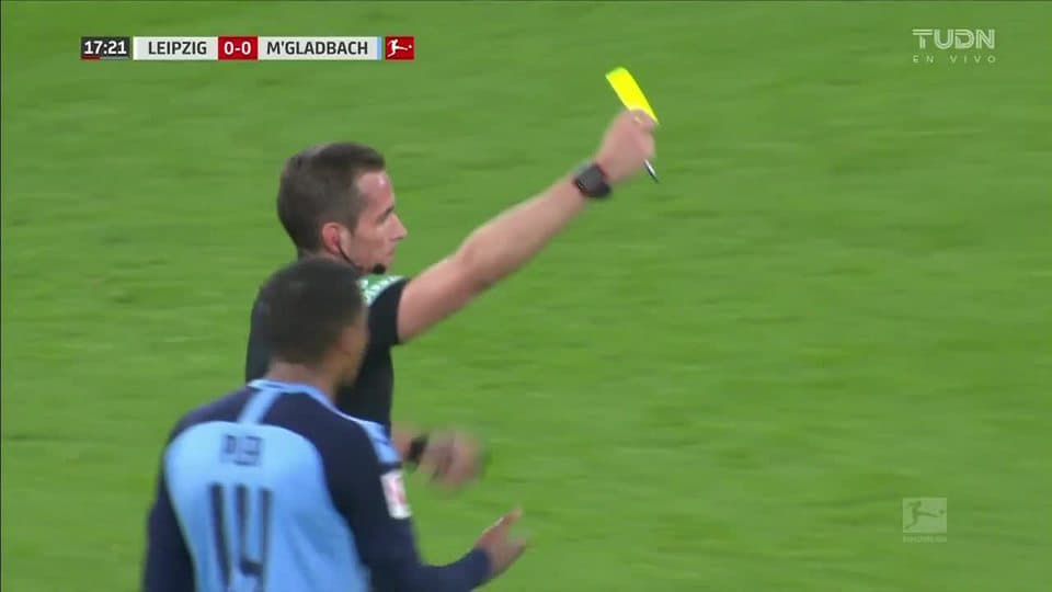 Tarjeta amarilla. El árbitro amonesta a Florian Neuhaus de Borussia Mönchengladbach