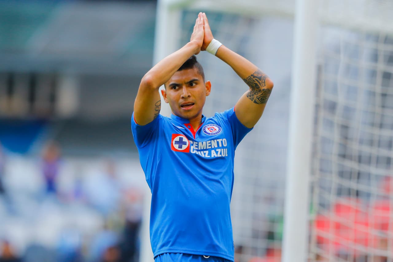 Con un cabezazo, Orbelín Pineda anotó el 1-0 de Cruz Azul al minuto 18, ofreciendo disculpas por su pasado con el Querétaro.