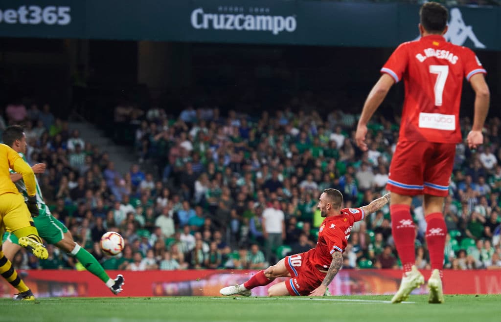 Y para aumentarle drama y malestar a la situación del Betis, Sergi Darder del Espanyol, con esta oportuna barrida le agregó sal a la herida Verdiblanca.