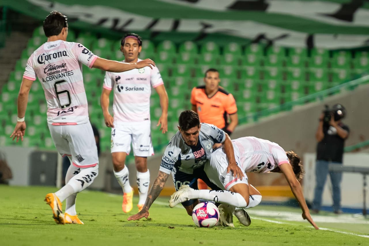 El contacto comienza a ser cada vez más fuerta y las tarjetas comienzan a salir en el partido.