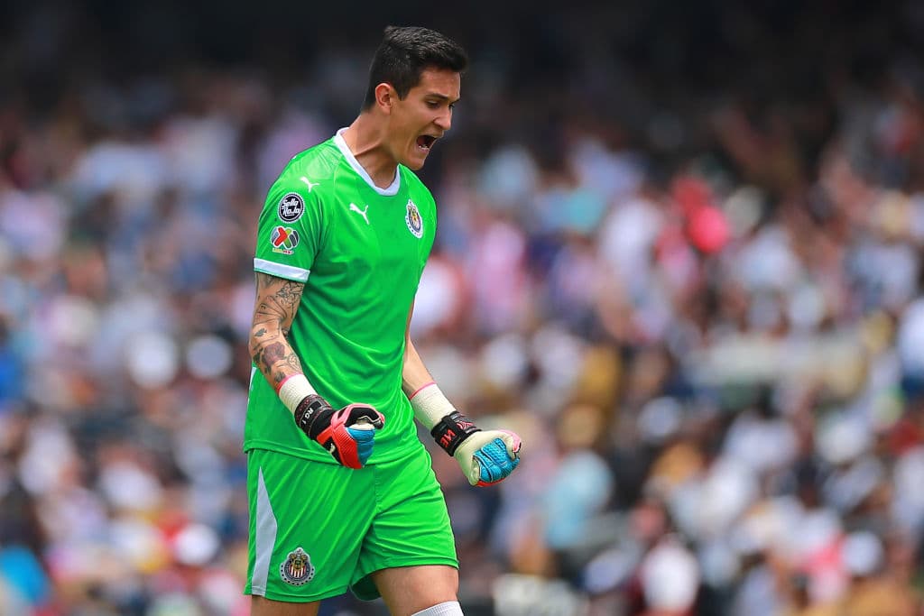 Tras una breve pero sustanciosa experiencia europea, Raúl Gudiño, de Chivas, es otro de los jóvenes (23 años) porteros mexicanos pujantes en la Liga MX, incluso siendo considerado para el Tri a últimas fechas.