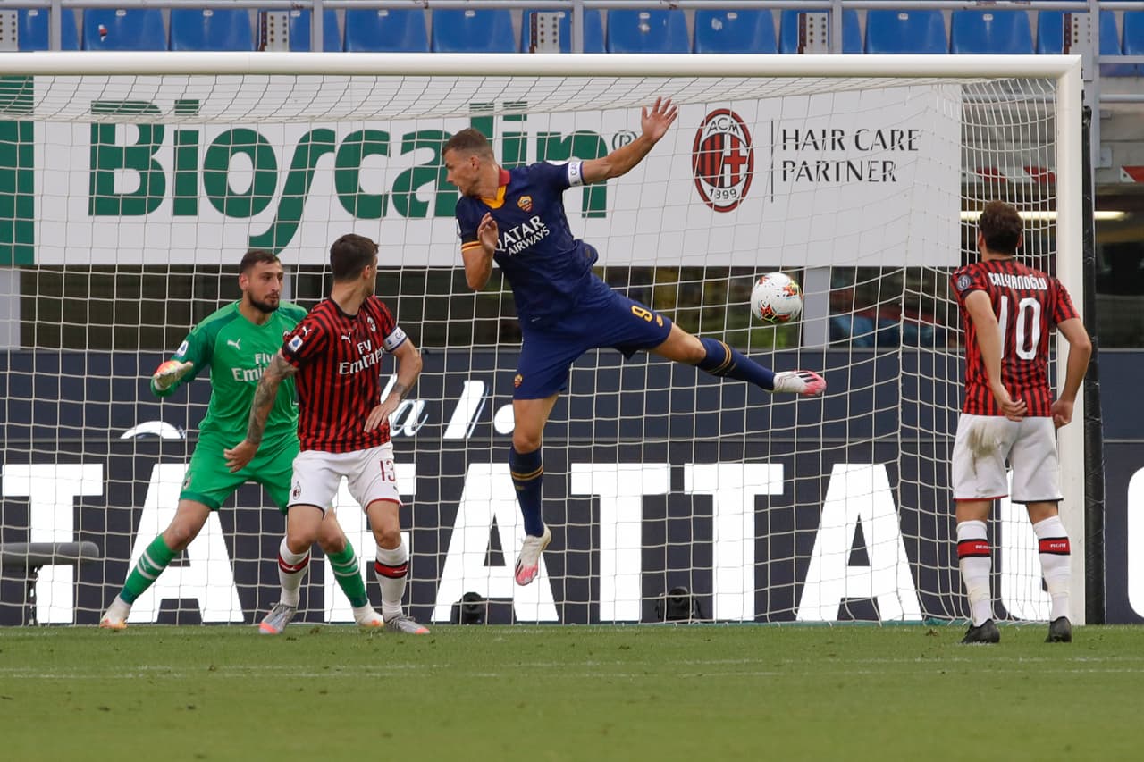 Edin Dzeko se pierde una oportunidad de marcar frente a la portería de Donarumma.