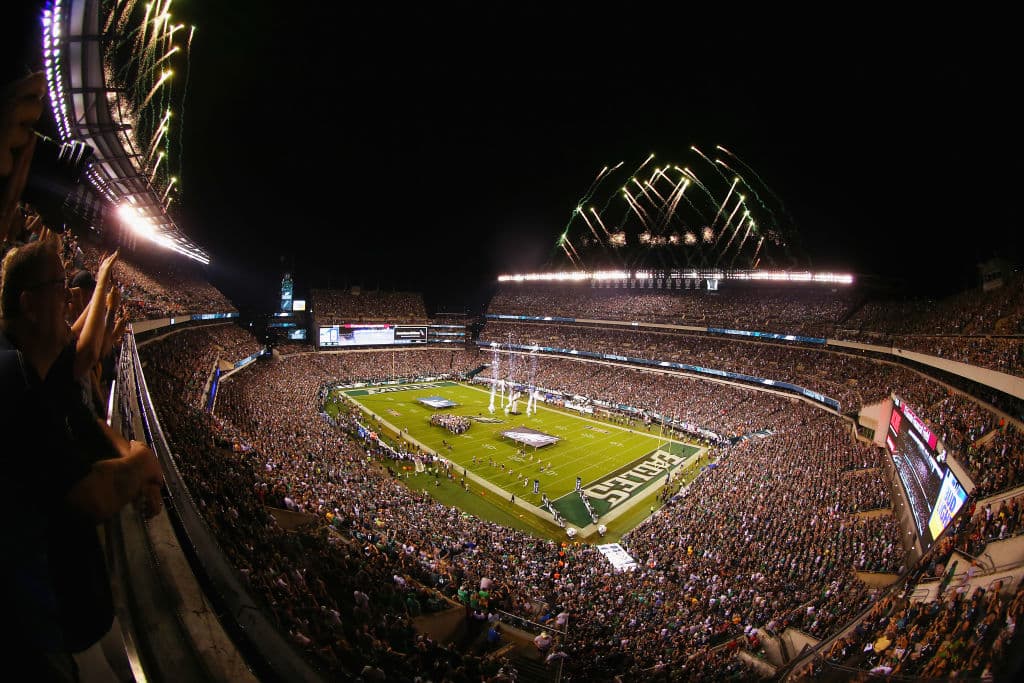 Se acabó la sequía, los aficionados del deporte de las tacleadas sonríen de oreja a oreja con el Kickoff de la campaña 2018 de la NFL. El Lincoln Financial Field se vistió de gala en el día inaugural.