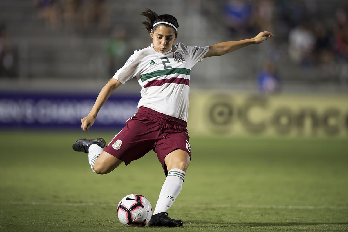 Kenti Robles intenta un remate para México durante el encuentro.