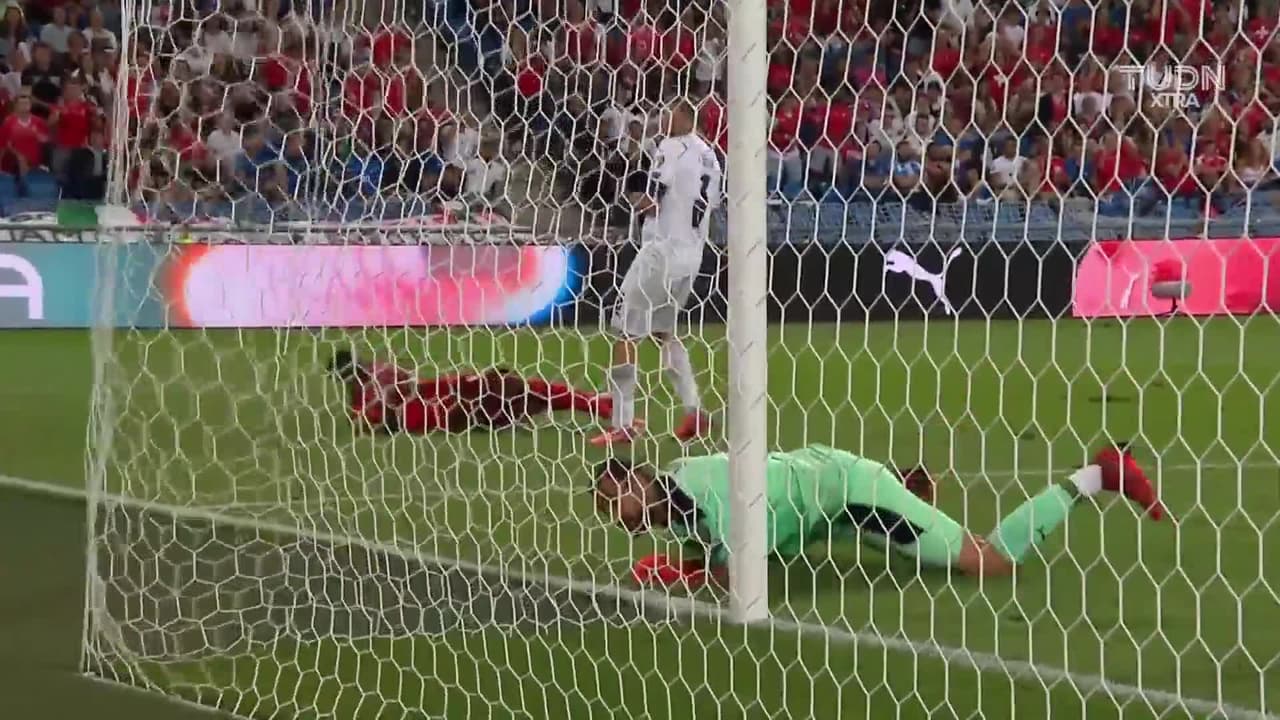 ¡TIRO ATAJADO! disparo por Denis Zakaria.