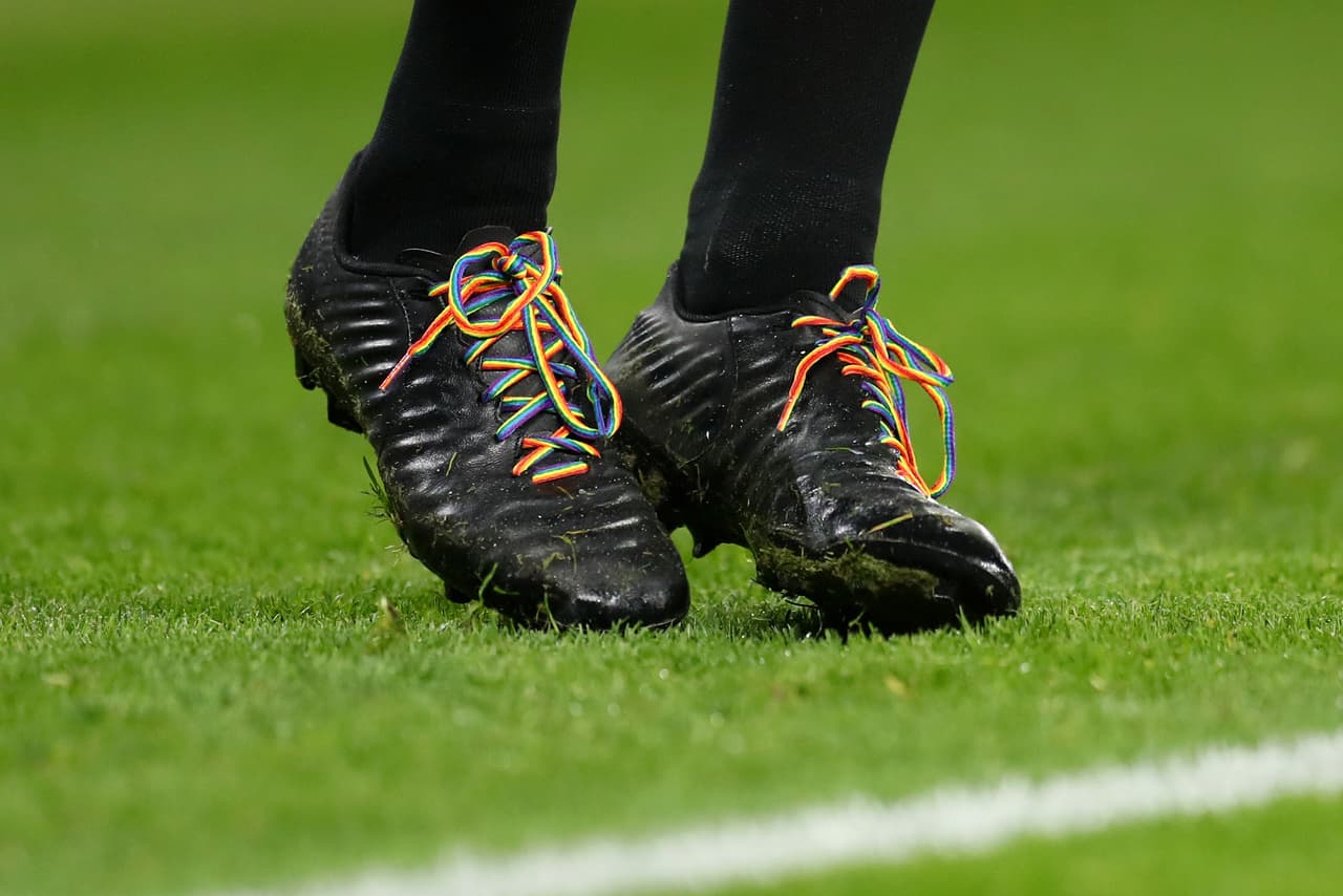 Por dos semanas, los partidos de la Premier League se llenarán de arcoíris para celebrar la campaña ‘Rainbow Laces’ como muestra de apoyo a la comunidad LGTB dentro y fuera del futbol, donde no haya discriminación y demostrar que el poder del futbol une a la gente.