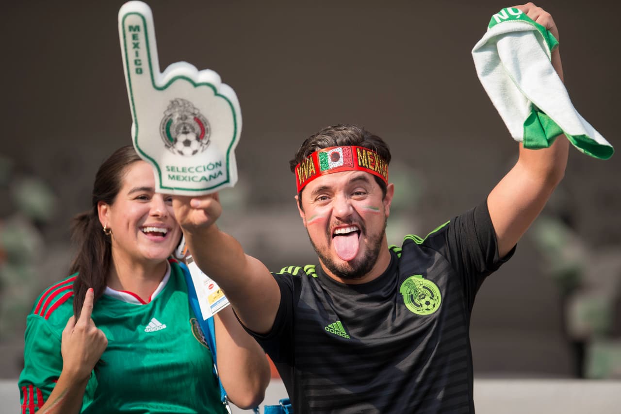 Las banderas, los atuendos típicos y el verde, blanco y rojo se hicieron presentes en el Estadio Azteca. Como siempre, la afición mexicana respondió para apoyar a la Selección.