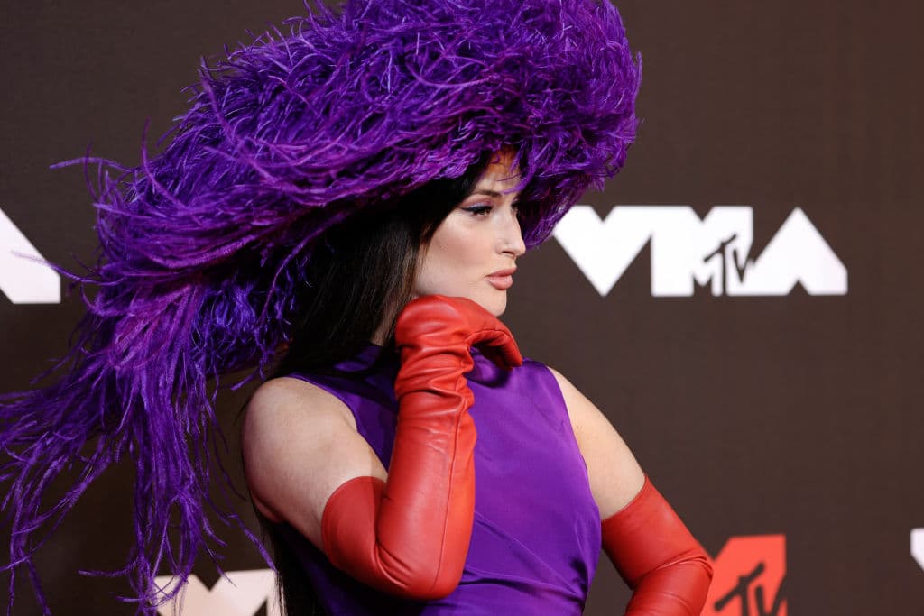 Esos guantes de ópera podrían haberse sentido como una exageración en un evento diferente, pero en los VMA, más es más.