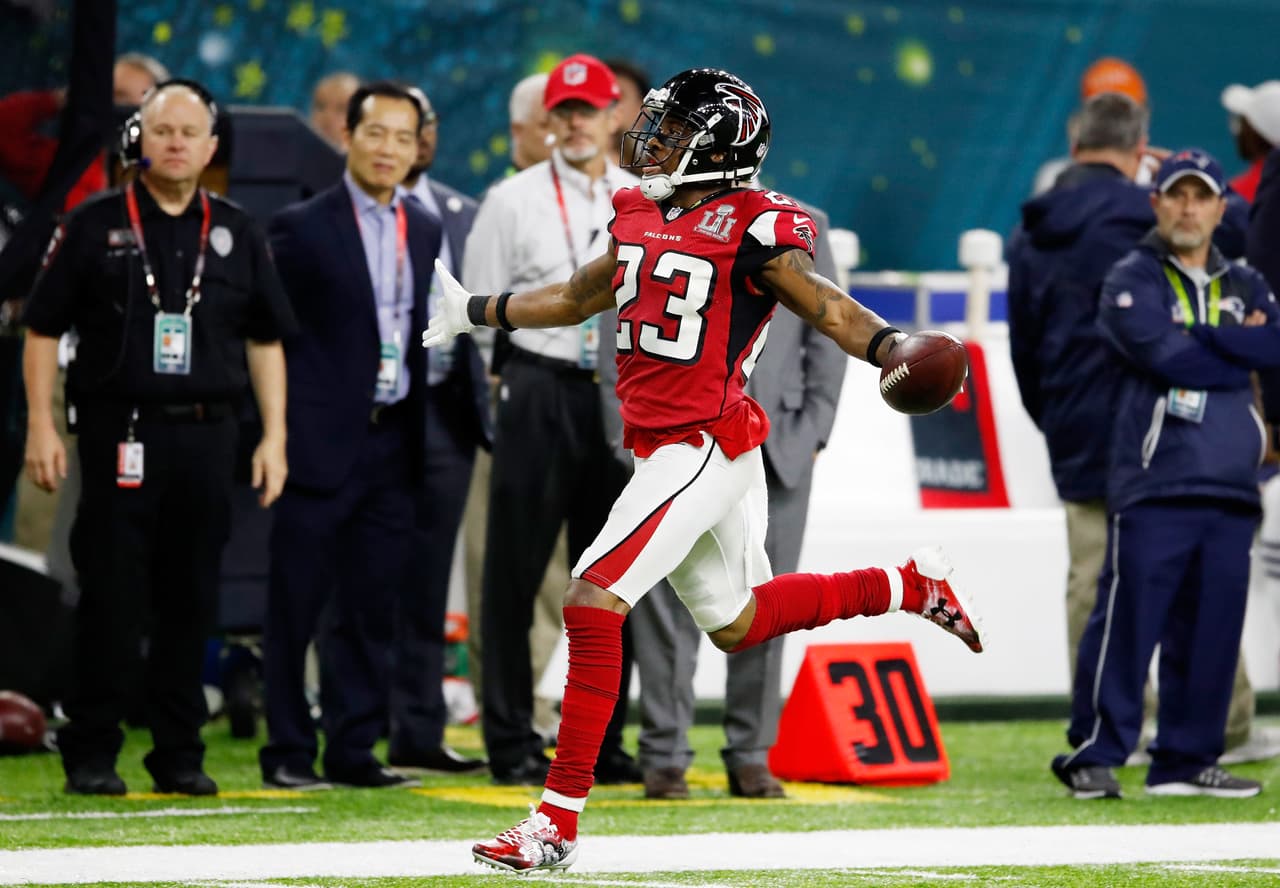 HOUSTON, TX - FEBRUARY 05: Robert Alford #23 of the Atlanta Falcons scores a touchdown on a 82 yard interception against the New England Patriots in the second quarter during Super Bowl 51 at NRG Stadium on February 5, 2017 in Houston, Texas. (Photo by Gregory Shamus/Getty Images)