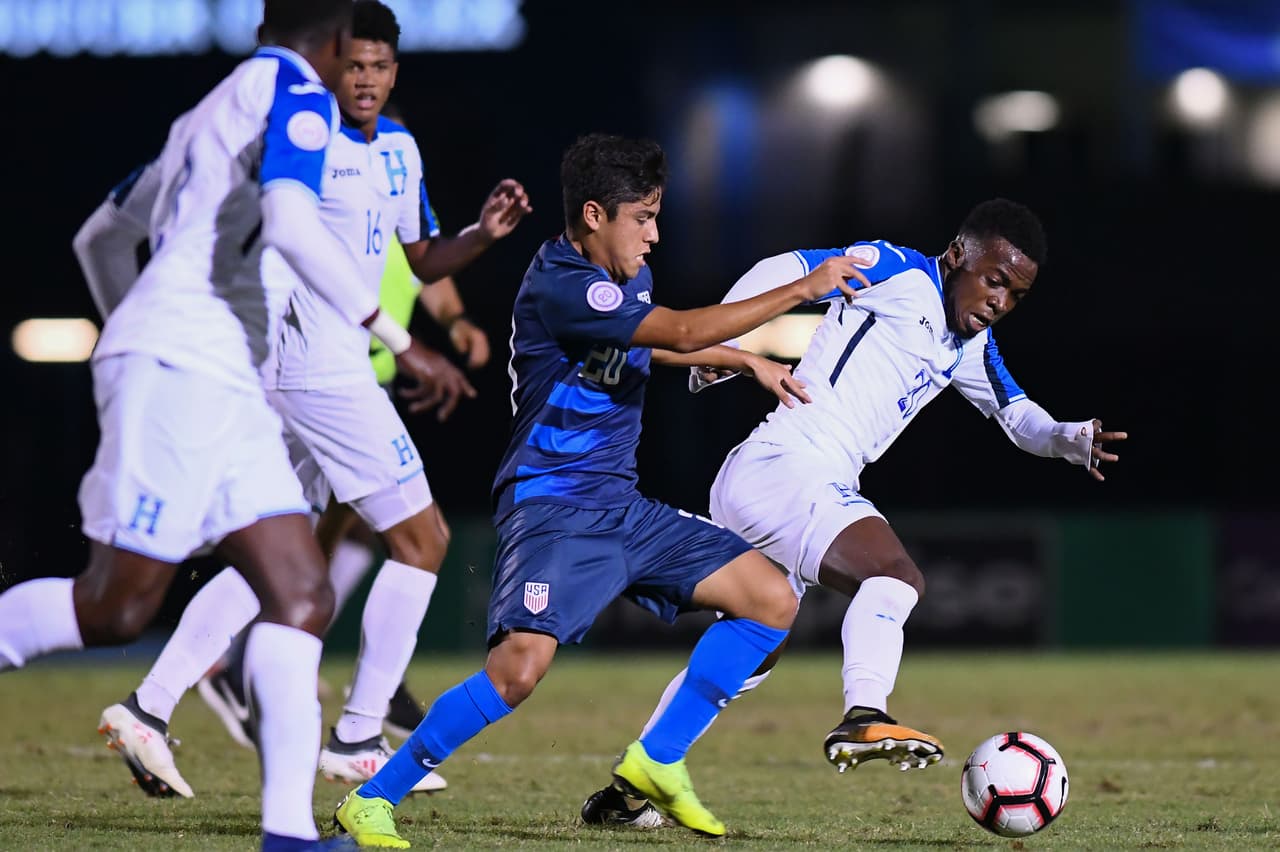 La oncena hondureña estaba tratando de asestar un golpe al jugar al contraataque, pero los estadounidenses regresaban no solo rápido sino con orden para evitar una sorpresa.