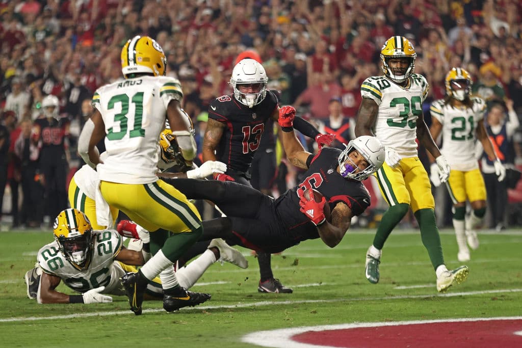 La experiencia le gana a la juventud y Aaron Rodgers comanda la victoria 24-21 sobre los Arizona Cardinals.