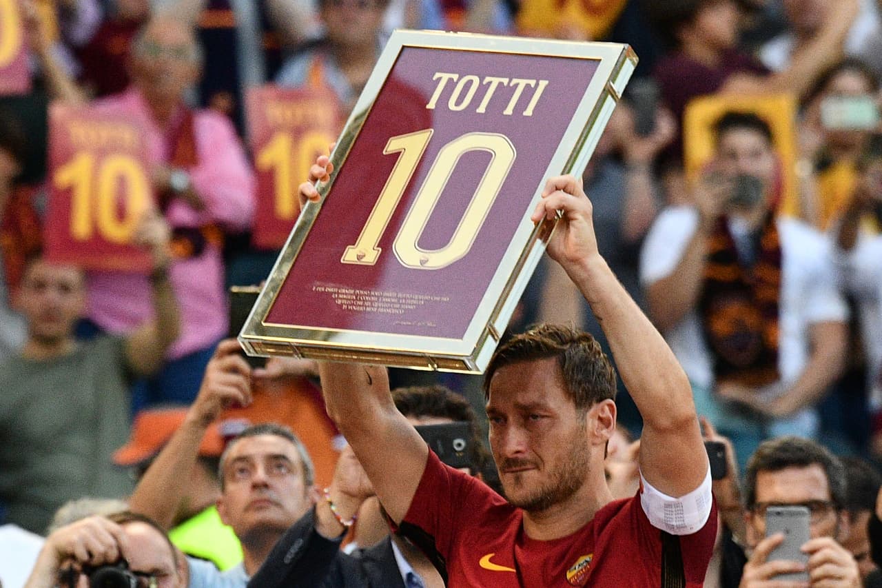 La despedida de Francesco Totti del fútbol profesional en su último partido con Roma tras 24 años de trayectoria resultó más que emotiva. El 28 de mayo del 2017 le dijo adiós a las canchas.