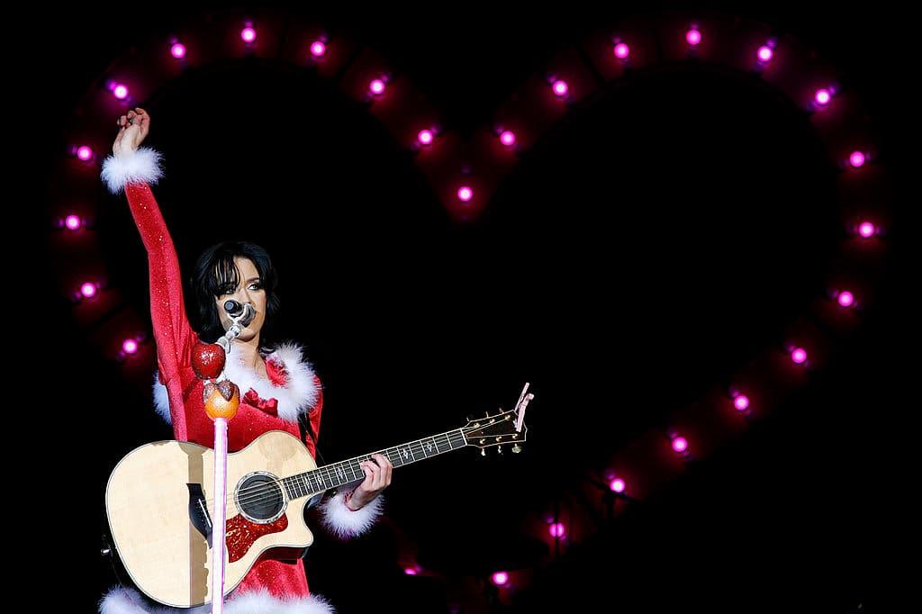 Durante el Acto I de la extravagancia llena de moda, Katy comenzó con un vestido babydoll rosa y blanco, que se sumó al ambiente retro con botas blancas y maquillaje al estilo de los sesenta.