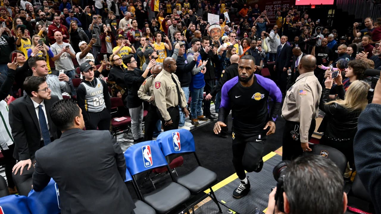 LeBron James fue recibido con aplausos en la Quicken Loans Arena.