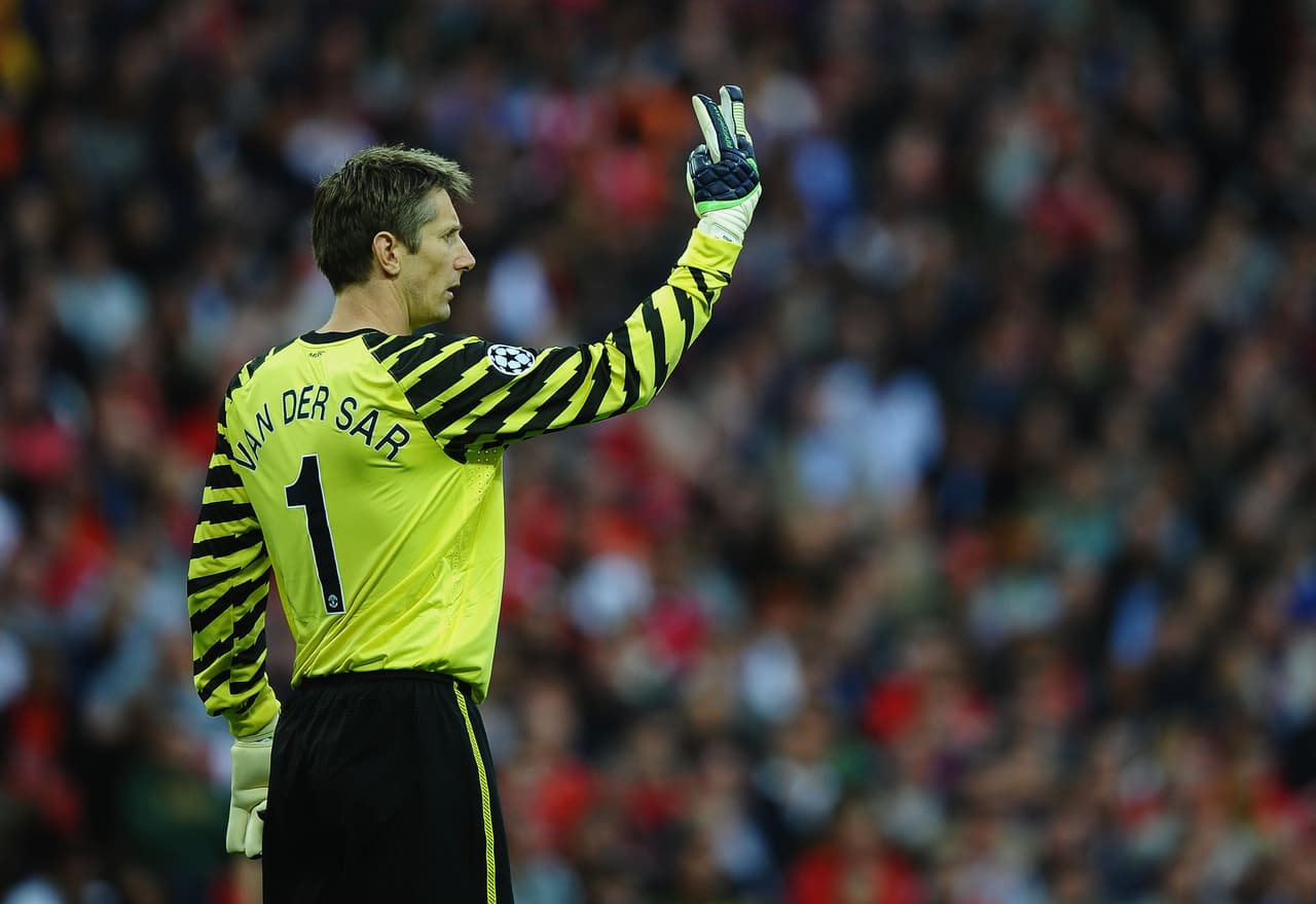 <b>Edwin Van der Sar: </b>peleando la titularidad en el Manchester United, después de ser inamovible, el portero holandés se despidió de los campos en el 2011 con 41 años. Sin embargo, en el 2016 volvió del retiro para jugar un partido con el V.V. Noordwijk. Pasó por Ajax, Juventus, Fulham y los
<i> Diablos Rojos</i>.