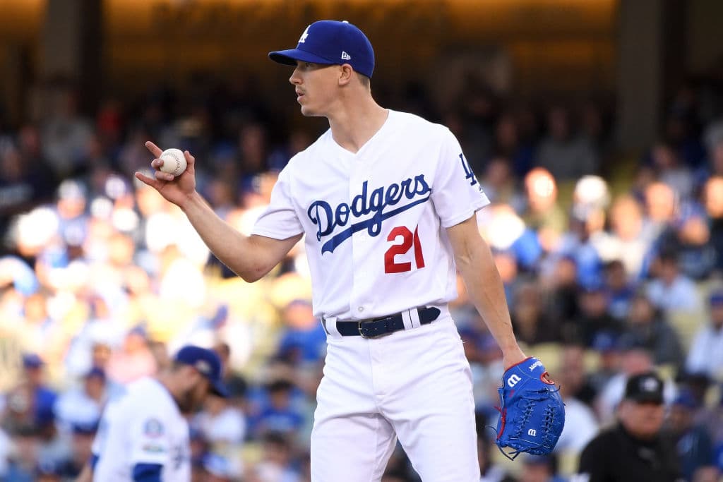 Tras un comienzo incierto el abridor de los angelinos Buehler se asentó en la loma. Retiró en orden a Braun, Yelich y a Matt Cain para salir del tercer inning ileso, aunque aún en desventaja.