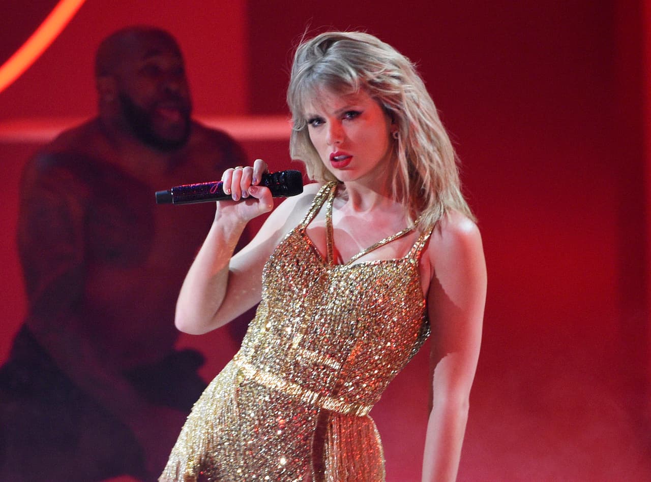 Taylor Swift apoyará a la fundación Nurse Heroes subastando una guitarra.