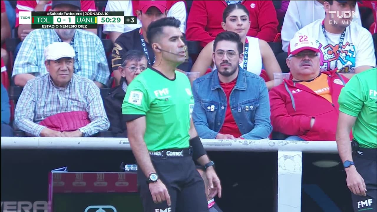 ¡Expulsión! El árbitro saca la roja directa a Sebastián Córdova.