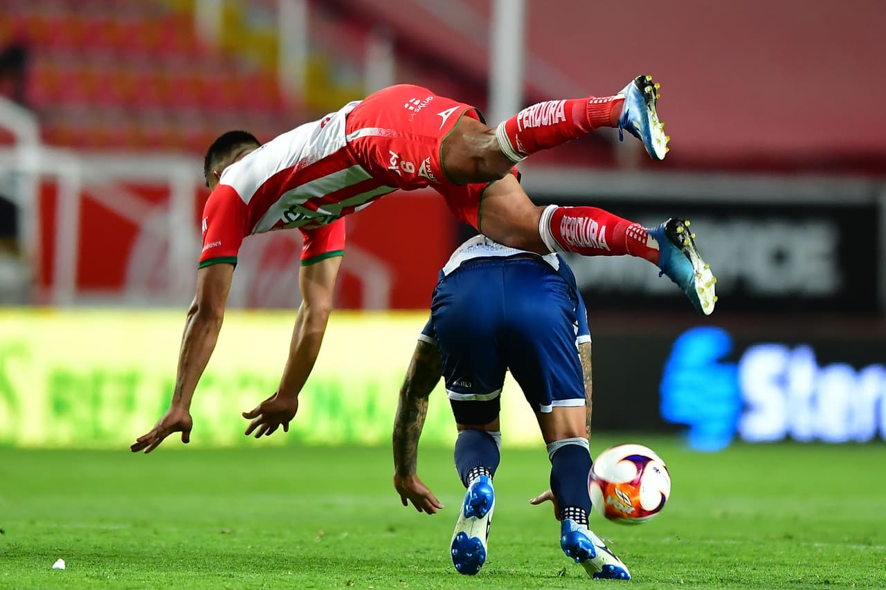 Con todo y que Luis Malagón tuvo una estupenda noche en el arco de Necaxa, Pachuca logra anotarle dos veces para empatar 2-2 en Aguascalientes. Pachuca continúa en el fondo de la tabla con cuatro unidades y Necaxa llega a la a la quinceava posición con siete puntos.