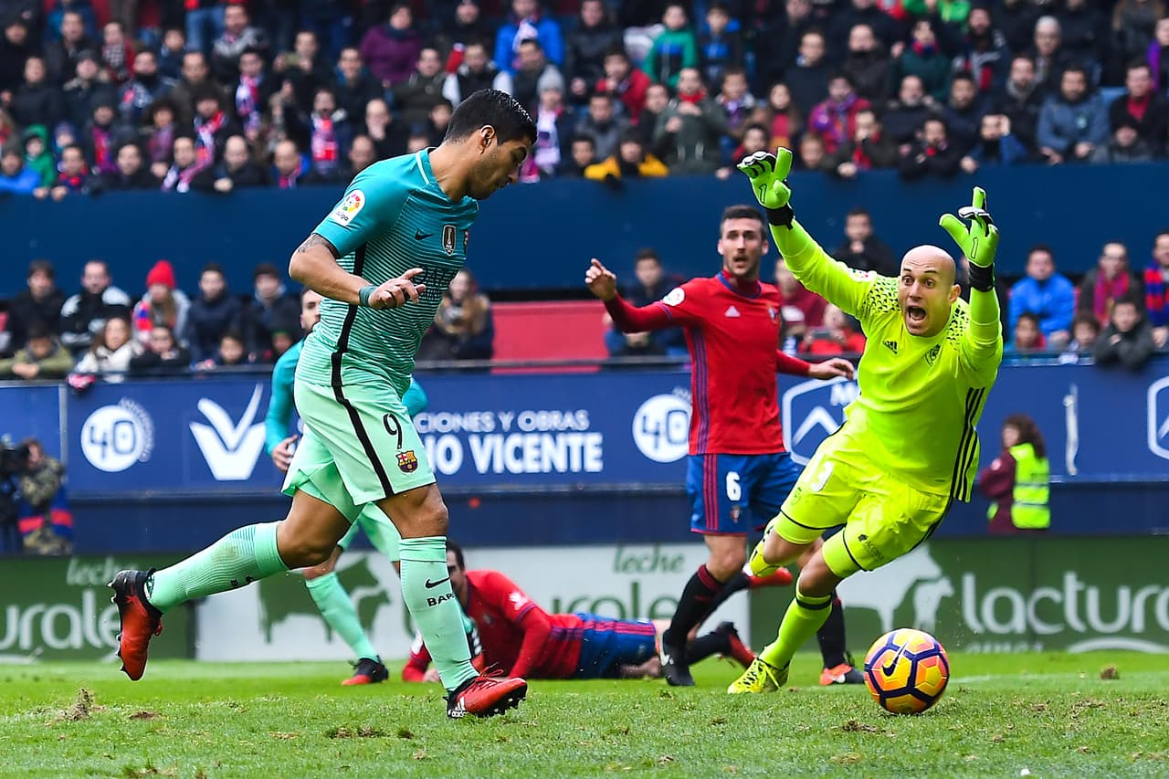 Luis Suárez, tras un sutil pase de Messi, remató ligeramente desviado a la portería de Nauzet (m.8) y el delantero uruguayo, tras un centro de Jordi Alba, mandó el balón al poste en un disparo a la media vuelta dentro del área (m.12).
