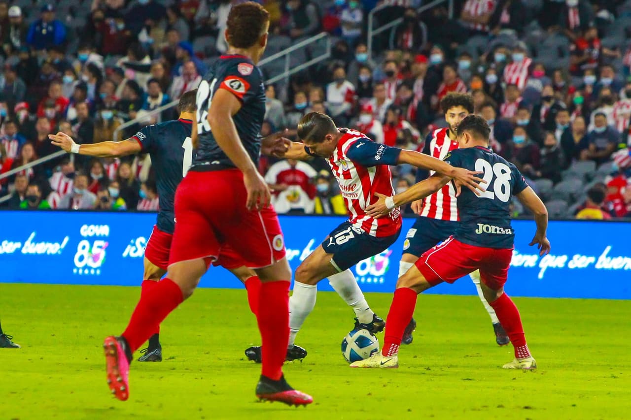 Jesús Godínez sufre fractura con Chivas tras amistoso