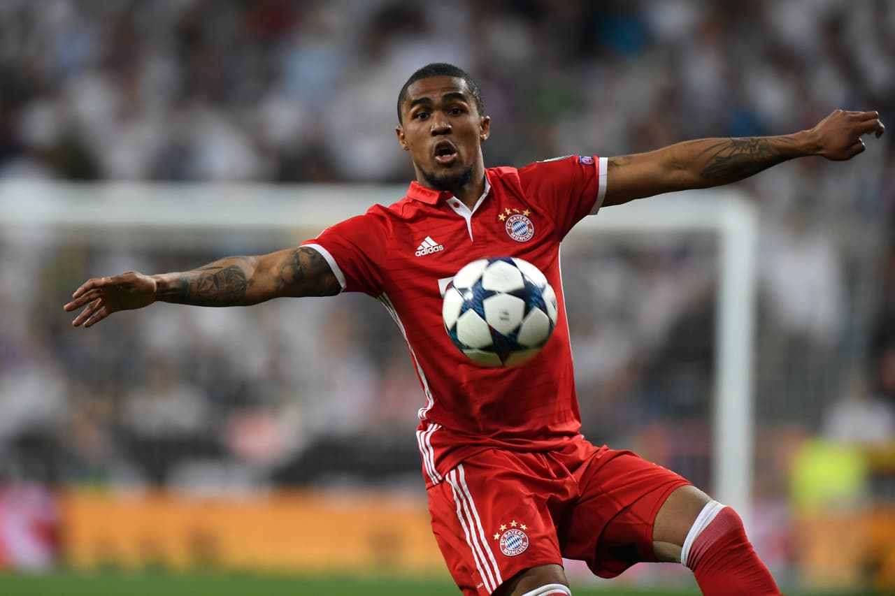 MADRID, SPAIN - APRIL 18: Douglas Costa of Bayern Muenchen in action during the UEFA Champions League Quarter Final second leg match between Real Madrid CF and FC Bayern Muenchen at Estadio Santiago Bernabeu on April 18, 2017 in Madrid, Spain. (Photo by Etsuo Hara/Getty Images)
