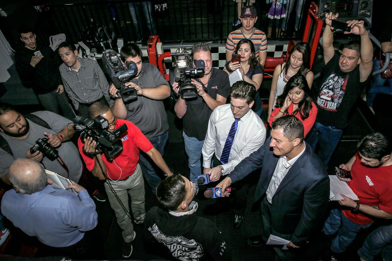 Oscar Valdez y José Benavidez enseñaron sus armas en Tucson, Arizona, previo a sus respectivos combates contra Ernie Sánchez y Sidney Siqueira.