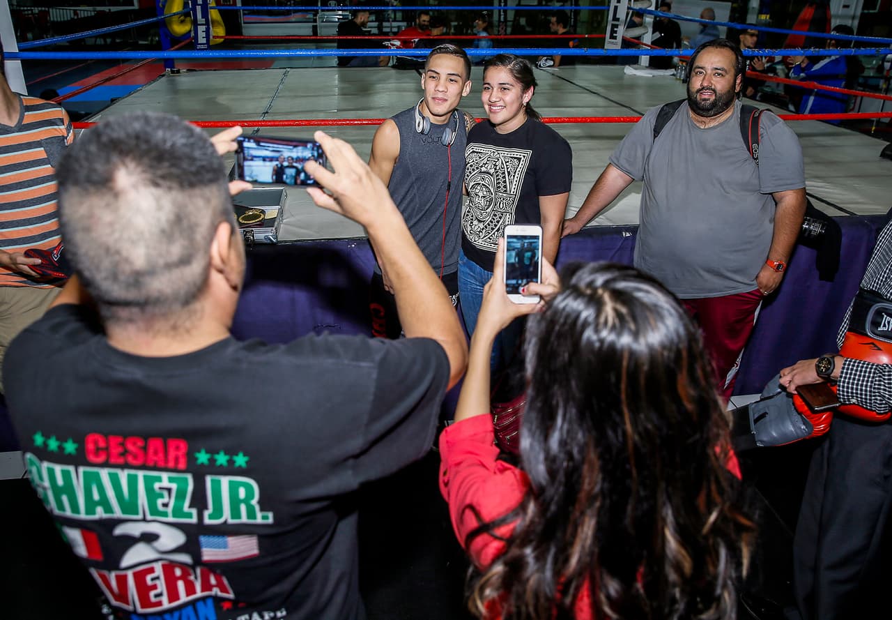 Oscar Valdez y José Benavidez enseñaron sus armas en Tucson, Arizona, previo a sus respectivos combates contra Ernie Sánchez y Sidney Siqueira.