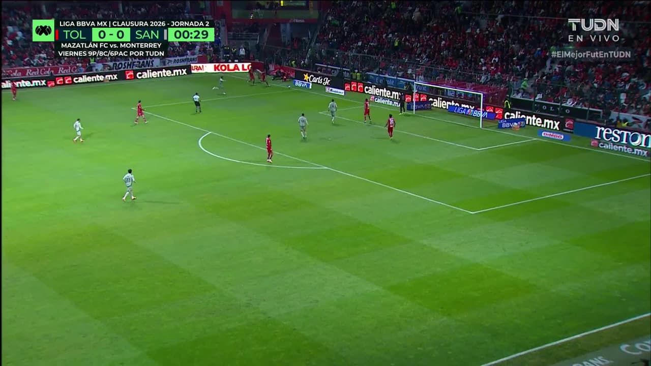 Arranca el partido y la pelota está en juego.