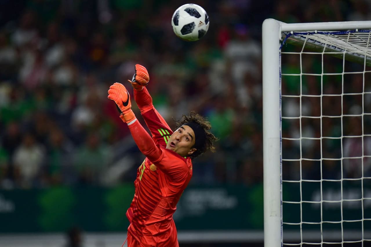 <b>GUILLERMO OCHOA - 7</b>: El portero del Tri en realidad no tuvo demasiada participación, pues Croacia tuvo llegada, pero sin mayor peligro. En el penal, se lanzó al lado correcto, pero Ivan Rakitic cobró de manera eficaz.