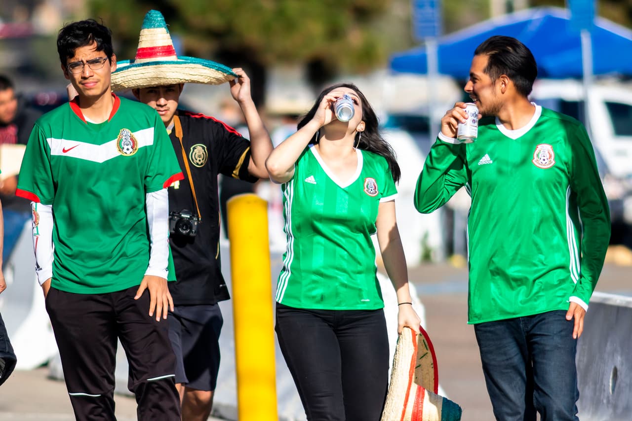 Los aficionados mexicanos viven con optimismo la antesala del juego del Tri contra Chile en San Diego, donde comenzará la era de Gerardo Martino como técnico.