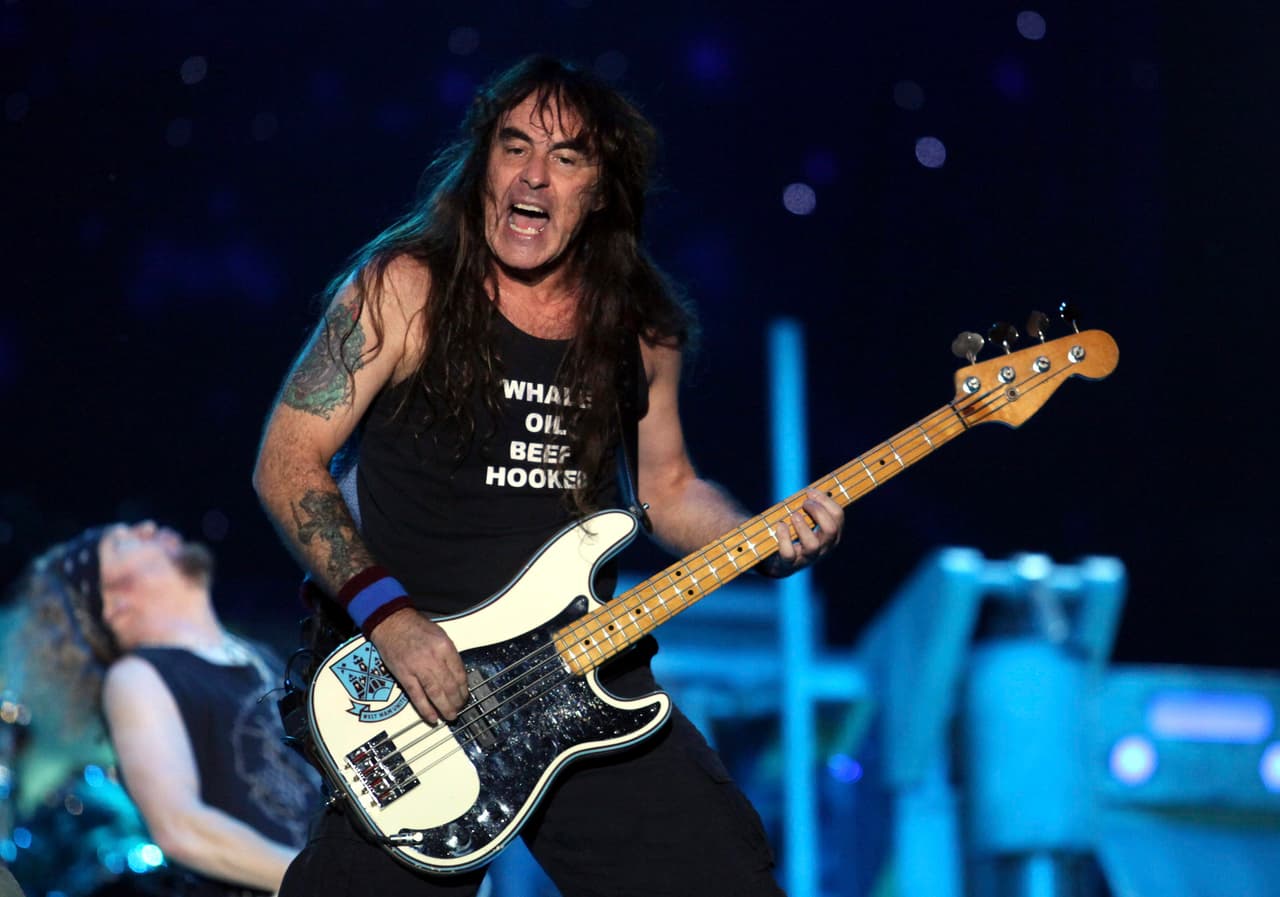 El guitarrista de Iron Maiden, Steve Harris, es una declarado fanático del West Ham United. Siempre que puede aparece con jugadores y demás compartiendo en el estadio del equipo inglés.