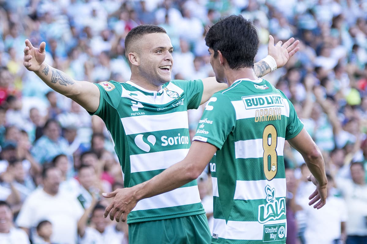 Santos Laguna se impuso por 2-1 a Lobos BUAP en el Territorio Santos Modelo, iniciando con buen paso la defensa de su título en el Apertura 2018 de la Liga MX.