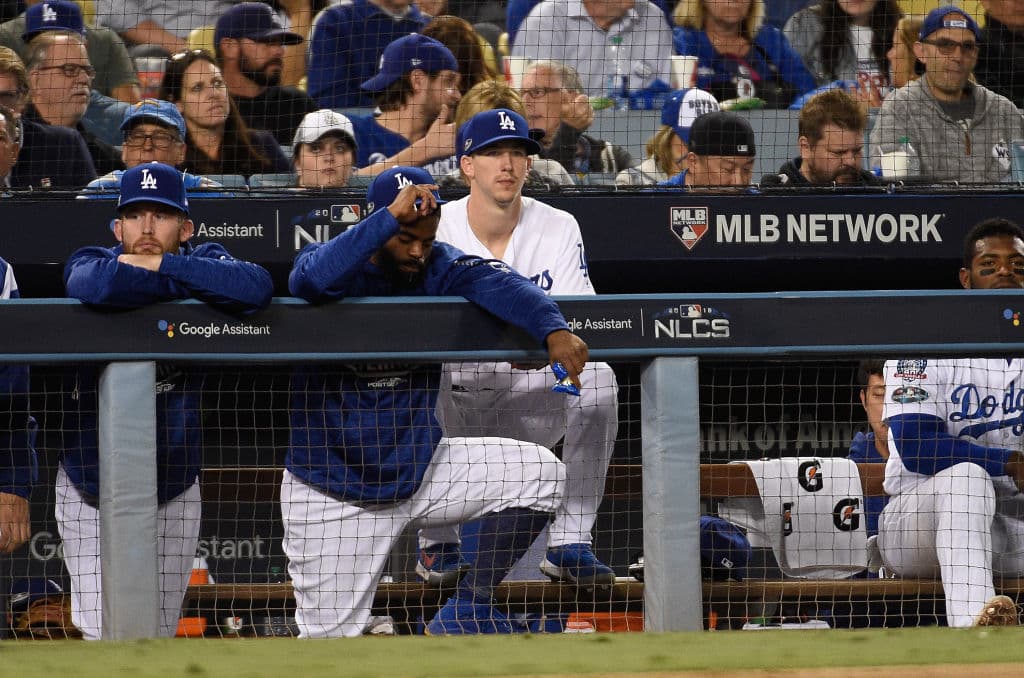 Cody Bellinger se fue con elevado alcuadro, Yasmani Grandal se ponchó tirándole y Brian Dozier se ponchó sin tirarle para consumar la debacle de los Dodgers en casa y la derrota por pizarra de 4-0.