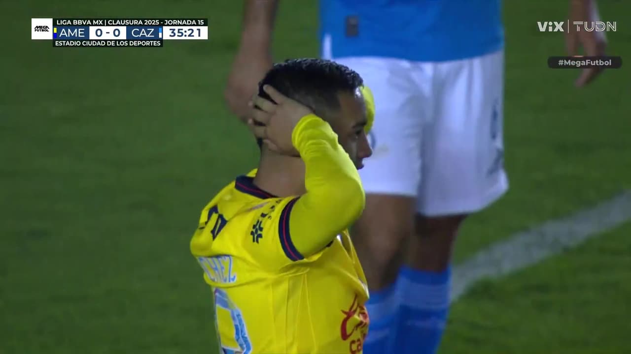 ¡Sorprende el América! Trallazo del Chiquito que pasa a un lado del poste