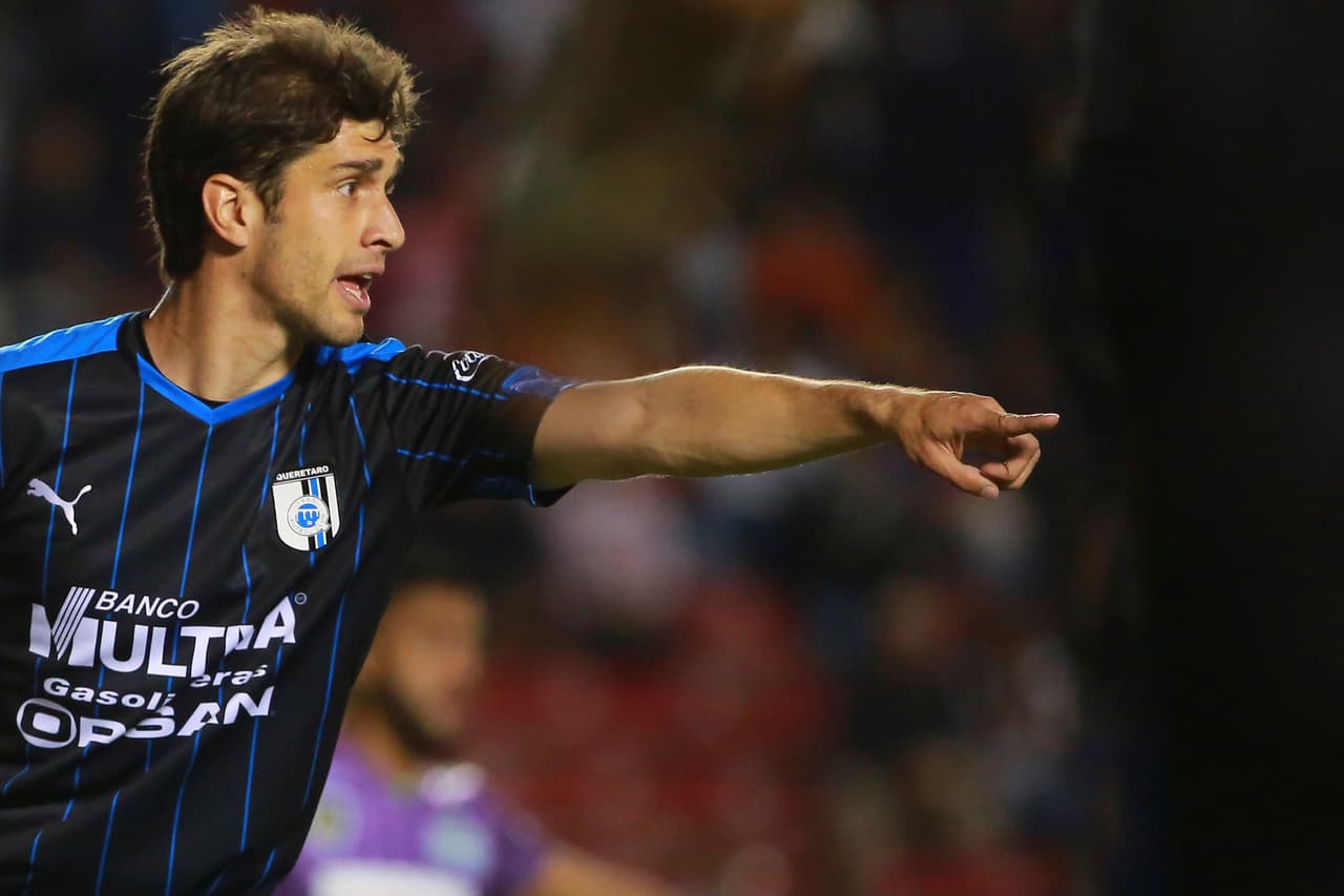 El argentino Juan Forlín era uno de los puntales del Querétaro en defensa. Salió y aún no se sabe si los Gallos Blancos serán igual de sólidos atrás.