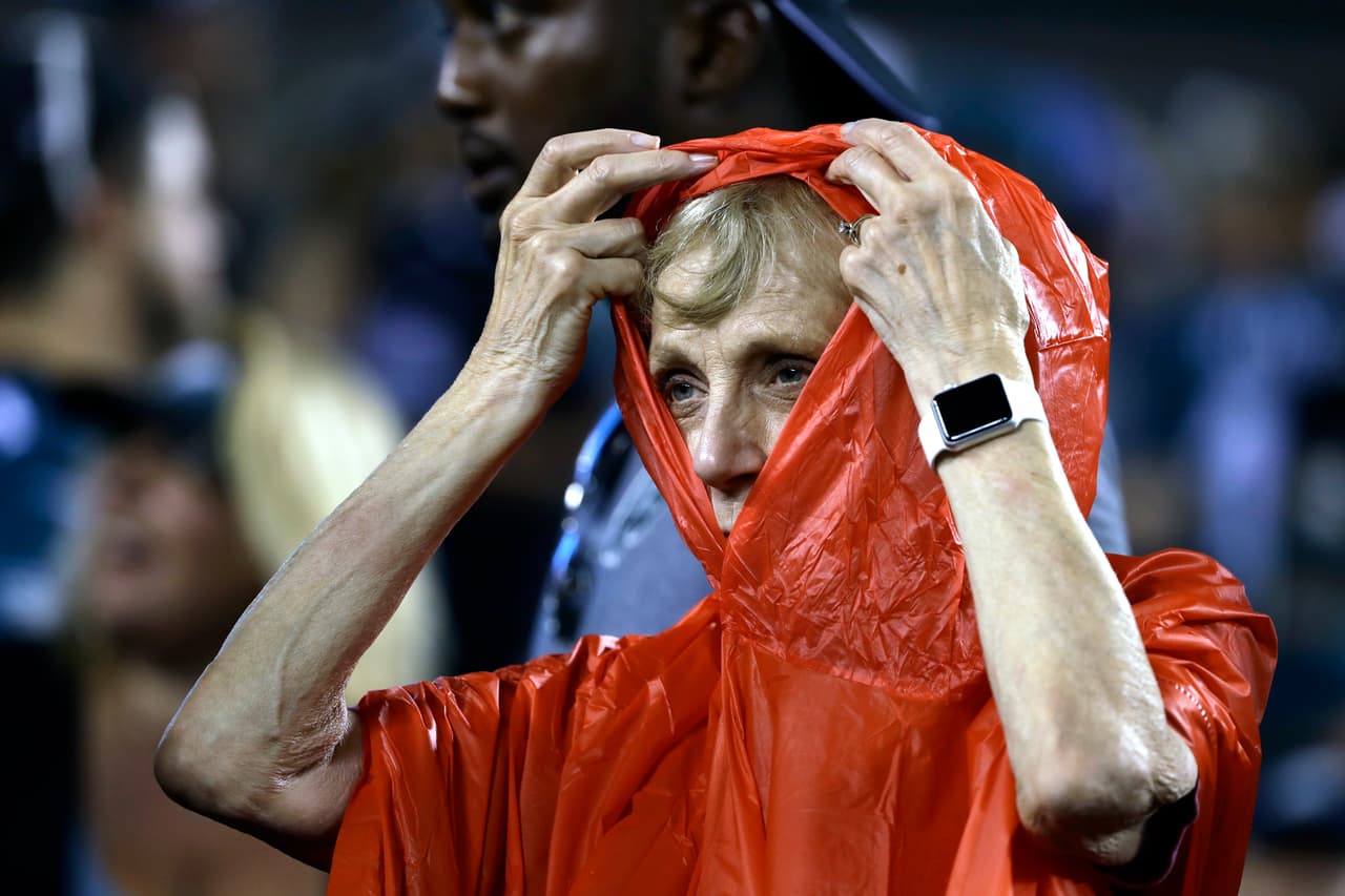 Lo que opacó un poco la fiesta, al comienzo, es que una tormenta eléctrica orilló a las autoridades a pedir que los aficionados se resguardaran por su seguridad.