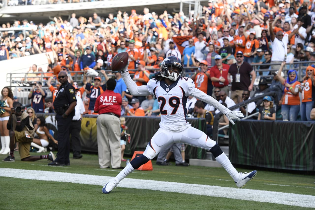 <b>Bradley Roby – CB Denver Broncos </b>
<br>Roby resolvió el partido en Jacksonville. Tuvo tres tacleadas y una intercepción pick six de 51 yardas comenzando la segunda mitad, para el touchdown que marcó el rumbo al alejar a los Broncos 17-3. El esquinero se alzó como una alternativa a los impresionantes corners Chris Harris Jr. y Aqib Talib en la que es, posiblemente, la mejor unidad secundaria de la NFL. Denver ganó su octavo juego 20-10 a los Jaguars.
